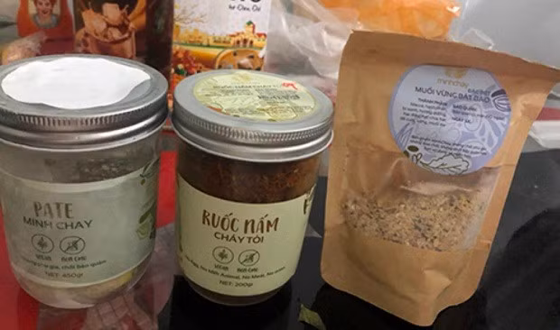 Một số sản phẩm của Công ty TNHH Hai thành viên Lối sống mới. Sau khi phát hiện có độc tố, một số người dân trong tỉnh gửi trả sản phẩm về công ty, hoặc tự hủy, không sử dụng.