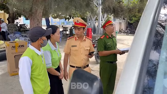 Kiểm tra an toàn phương tiện phục vụ khách du lịch. Ảnh: CACC