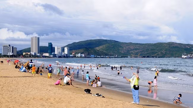 Không khí tại bãi biển phía đường Xuân Diệu nằm trước Quảng trường Nguyễn Tất Thành vào những chiều hè trở nên rộn rã. Ảnh: NGỌC NHUẬN
