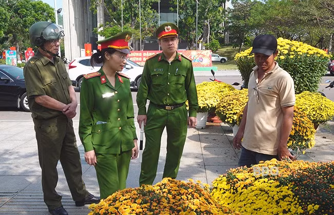 Lực lượng tham gia bảo vệ ANTT ở cơ sở phường Trần Phú (TP Quy Nhơn) hỗ trợ CA tuần tra bảo vệ ANTT chợ hoa Xuân Ất Tỵ 2025. Ảnh: M.N