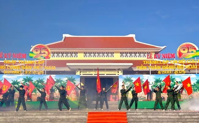 Chương trình nghệ thuật đặc sắc “Mãi mãi một niềm tin dâng Đảng” tại Lễ kỷ niệm 95 năm Ngày thành lập Đảng Cộng sản Việt Nam, 95 năm thành lập Chi bộ Cửu Lợi (1930 - 2025) - tiền thân của Đảng bộ TX Hoài Nhơn. Ảnh: H.THU Chương trình nghệ thuật đặc sắc “Mãi mãi một niềm tin dâng Đảng” tại Lễ kỷ niệm 95 năm Ngày thành lập Đảng Cộng sản Việt Nam, 95 năm thành lập Chi bộ Cửu Lợi (1930 - 2025) - tiền thân của Đảng bộ TX Hoài Nhơn. Ảnh: H.THU