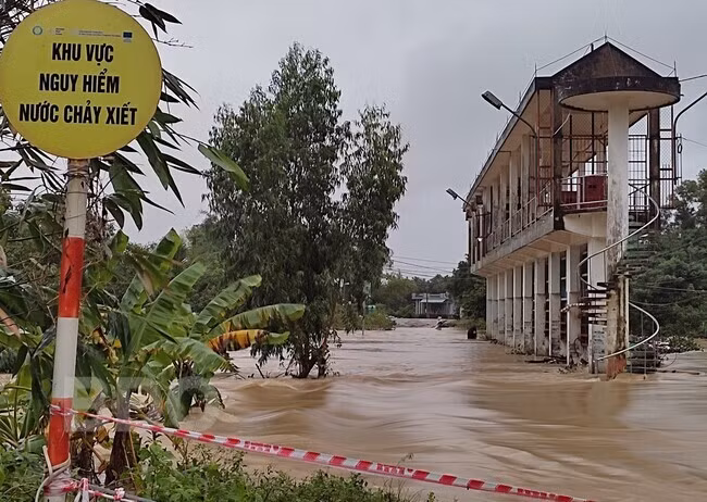 Nước tràn chảy xiết tại đập Phú Xuân, tổ 6, KV5, phường Nhơn Phú, địa phương cắm biển cảnh báo, giăng dây cấm người qua lại.