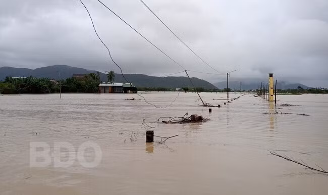 Nhiều khu dân cư ở phường Nhơn Phú, Nhơn Bình bị nước bủa vây gây chia cắt.