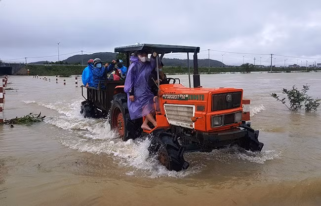 Tràn đập Bà Rùa bị ngập sâu và người dân phải tăng bo qua xe máy cày. Ảnh: XUÂN VINH