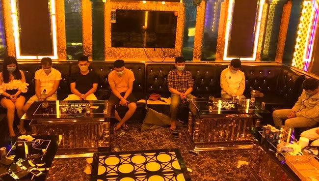 Nhóm đối tượng sử dụng ma túy tại karaoke Hoàng Kim. Ảnh: T.L