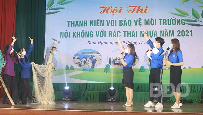 Một đội thi tham gia phần thi Chào hỏi tại hội thi Thanh niên với bảo vệ môi trường - Nói không với rác thải nhựa. Ảnh: D.ĐĂNG Một đội thi tham gia phần thi Chào hỏi tại hội thi Thanh niên với bảo vệ môi trường - Nói không với rác thải nhựa. Ảnh: D.ĐĂNG