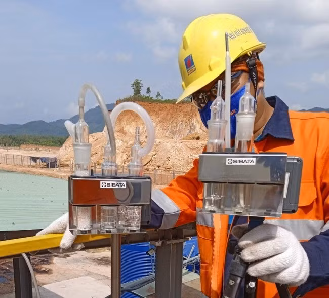 Cán bộ Trung tâm Quan trắc Tài nguyên và môi trường (Sở TN&MT) đo đạc một số chỉ tiêu môi trường tại các cụm công nghiệp. Ảnh: TRẦN TIẾN