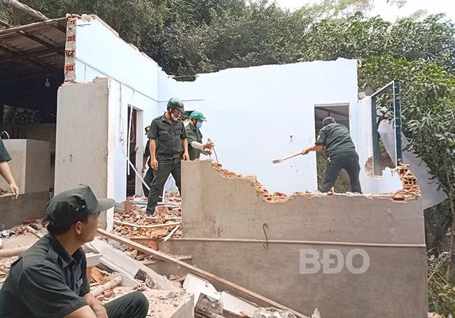 Cưỡng chế phá dỡ công trình vi phạm của cán bộ, đảng viên tại tổ 49 (khu phố 5, phường Quang Trung, Quy Nhơn). Ảnh: M.H