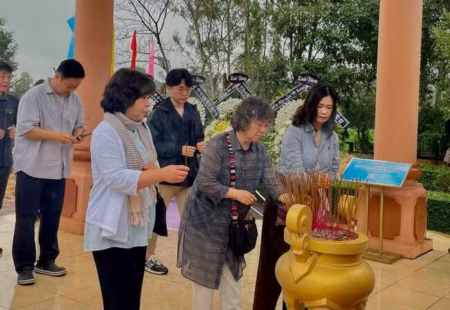 Đại diện Tổ chức Đồng hành cùng người nhập cư Hàn Quốc (SOMI) dâng hương tưởng niệm vụ thảm sát Bình An. Ảnh: THẢO VY
