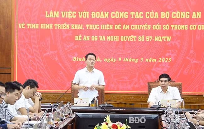 Đại tá Vũ Văn Tấn giải đáp một số kiến nghị về các vướng mắc của tỉnh trong quá trình thực hiện Đề án 06. Ảnh: TRỌNG LỢI