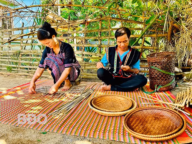 Nghề đan đát được người H’re truyền dạy qua nhiều thế hệ, sản phẩm làm ra ngày càng đa dạng, phục vụ đời sống và đáp ứng nhu cầu thị trường. Ảnh: T.C Nghề đan đát được người H’re truyền dạy qua nhiều thế hệ, sản phẩm làm ra ngày càng đa dạng, phục vụ đời sống và đáp ứng nhu cầu thị trường. Ảnh: T.C