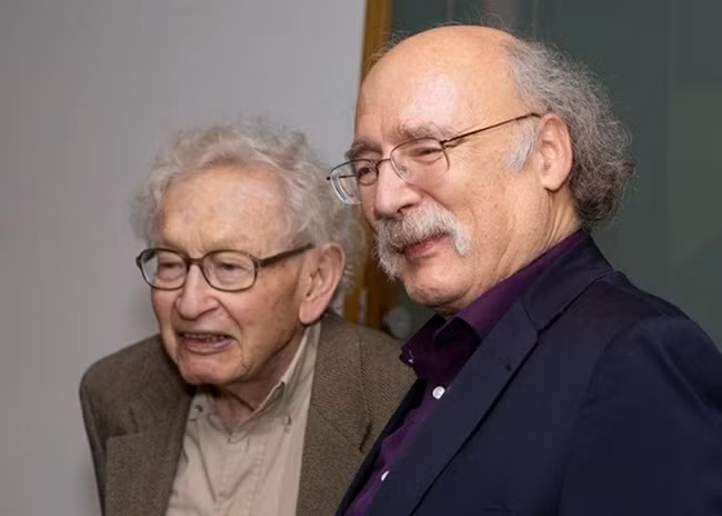 GS Duncan Haldane (phải) và người thầy có sức ảnh hưởng trong sự nghiệp nghiên cứu của ông - nhà Nobel Vật lý 1977 Philip Anderson. Ảnh: Princeton University