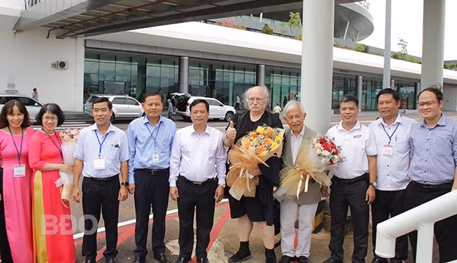 GS Duncan Haldane và GS Trần Thanh Vân chụp ảnh lưu niệm cùng Phó Chủ tịch Thường trực UBND tỉnh Nguyễn Tuấn Thanh và lãnh đạo các sở, ngành của tỉnh khi đặt chân đến Sân bay Phù Cát. Ảnh: TRỌNG LỢI