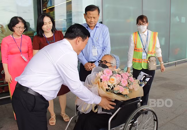 Phó Chủ tịch Thường trực UBND tỉnh Nguyễn Tuấn Thanh đón tiếp, tặng hoa GS Lê Kim Ngọc tại Sân bay Phù Cát. Ảnh: TRỌNG LỢI