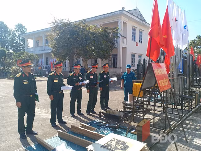 Để thực hiện tốt công tác huấn luyện, Ban CHQS xã Ân Phong luôn quan tâm chú trọng chuẩn bị tốt cơ sở vật chất, mô hình học cụ. Ảnh: H.P
