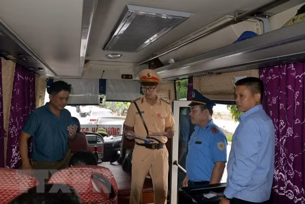 Các lực lượng chức năng tỉnh Quảng Ninh phối hợp kiểm tra kiểm soát xe ôtô vận tải hành khách. (Ảnh: Thanh Vân/TTXVN)
