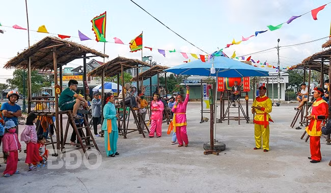 Hội bài chòi dân gian tại khu chợ mới Phước Hòa càng làm cho lễ hội thêm phong phú. Ảnh: KIỀU VY