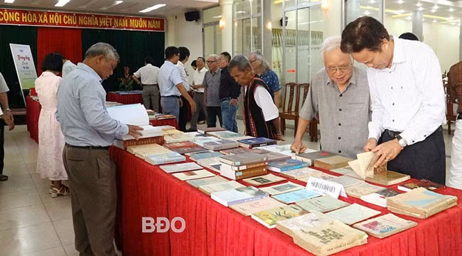 Các hội viên, đại biểu tham quan khu trưng bày tác phẩm. Ảnh: H.VỸ