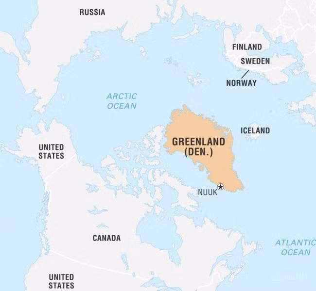 Greenland cách Washington, DC (Mỹ) 3.200 km và cách Copenhagen (Đan Mạch) 3.500 km.