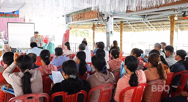 Diêm dân rất quan tâm đến những thông tin lãnh đạo Công ty CP Muối và Thực phẩm Bình Định chia sẻ tại Hội nghị. Ảnh: N.N