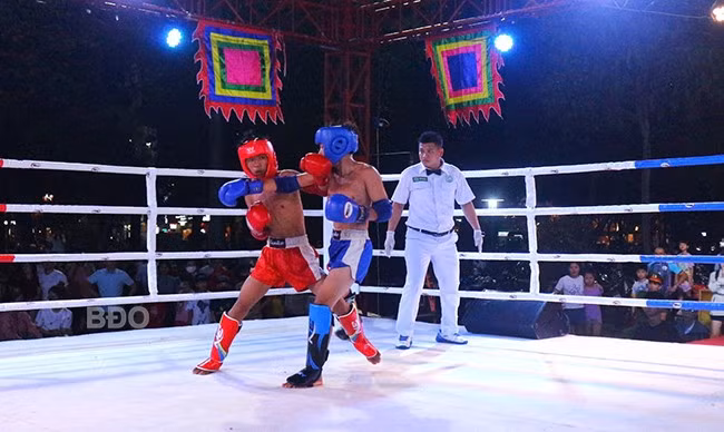Trận đấu giữa Trần Hưng Nam Việt (giáp đỏ, CLB Nhơn Lý Hội, TP Quy Nhơn) gặp Năm Khang (giáp xanh, võ đường Năm Phương, TX An Nhơn). Ảnh: H.V