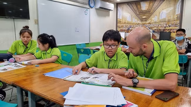 Giáo viên nước ngoài dạy kỹ năng tiếng Anh cho học sinh tại Trung tâm Ngoại ngữ HACIC Quy Nhơn.