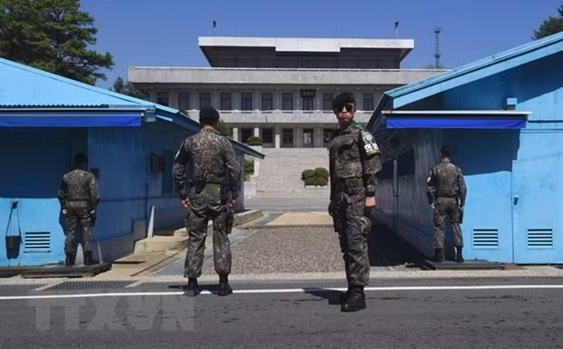 Binh sỹ Hàn Quốc gác tại khu vực phi quân sự ở làng đình chiến Panmunjom. (Nguồn: AFP/TTXVN) Binh sỹ Hàn Quốc gác tại khu vực phi quân sự ở làng đình chiến Panmunjom. (Nguồn: AFP/TTXVN)