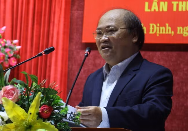 Hiệu trưởng Trường Chính trị tỉnh Phan Văn Huệ phát biểu gợi ý, hướng dẫn cách viết bài dự thi tại lễ phát động. Ảnh: N. HÂN