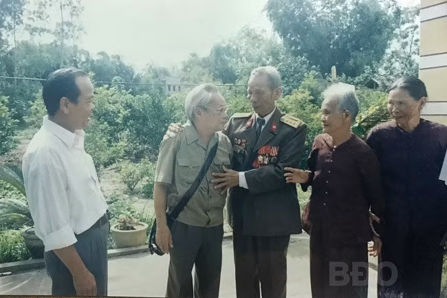 Từ trái qua: Anh Trần Hoàng Triệu, nhà văn Nguyễn Quang Sáng, đại tá Trần Ngọc Giao và bà Huỳnh Thị Cúc (kế bên) tại nhà ông Giao ở Đức Phổ.