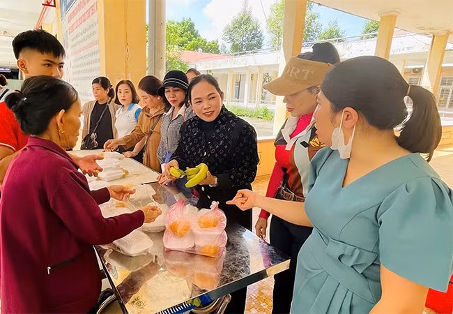 Chị Phạm Thị Thúy Phượng (thứ 3 từ phải sang) cùng CLB Nữ doanh nhân huyện Hoài Ân phát cơm miễn phí cho bệnh nhân nghèo tại TTYT huyện Hoài Ân. Ảnh: Hội LHPN huyện Hoài Ân Chị Phạm Thị Thúy Phượng (thứ 3 từ phải sang) cùng CLB Nữ doanh nhân huyện Hoài Ân phát cơm miễn phí cho bệnh nhân nghèo tại TTYT huyện Hoài Ân. Ảnh: Hội LHPN huyện Hoài Ân