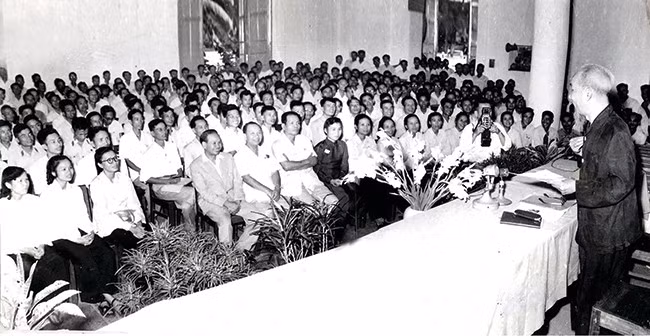 Chủ tịch Hồ Chí Minh - người sáng lập báo Thanh Niên (ngày 21.6.1925) - tờ báo Cách mạng Việt Nam đầu tiên. Ảnh: TTXVN Chủ tịch Hồ Chí Minh - người sáng lập báo Thanh Niên (ngày 21.6.1925) - tờ báo Cách mạng Việt Nam đầu tiên. Ảnh: TTXVN