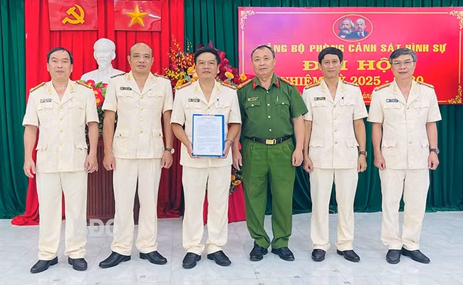 Đại tá Huỳnh Bảo Nguyên (thứ 3 từ phải sang) trao thưởng cho Phòng Cảnh sát hình sự. Ảnh: T.L Đại tá Huỳnh Bảo Nguyên (thứ 3 từ phải sang) trao thưởng cho Phòng Cảnh sát hình sự. Ảnh: T.L