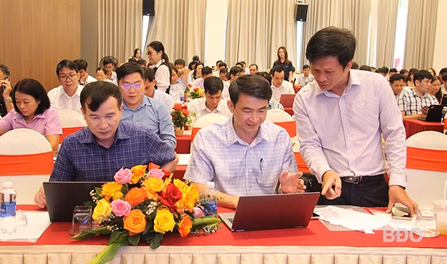 Kỹ sư công nghệ thông tin Sở KH&CN hướng dẫn cài đặt ChatGPT. Ảnh: AN NHIÊN