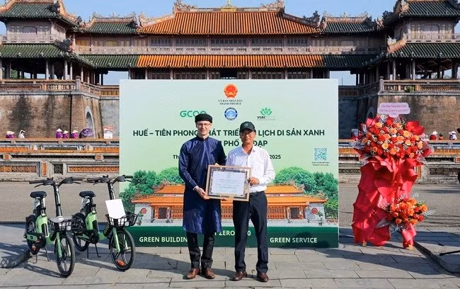 Hội đồng Công trình xanh Việt Nam trao chứng nhận "Công trình xanh LOTUS" cho điện Thái Hòa đến đại diện Trung tâm Bảo tồn Di tích Cố đô Huế. Ảnh: X.Đ