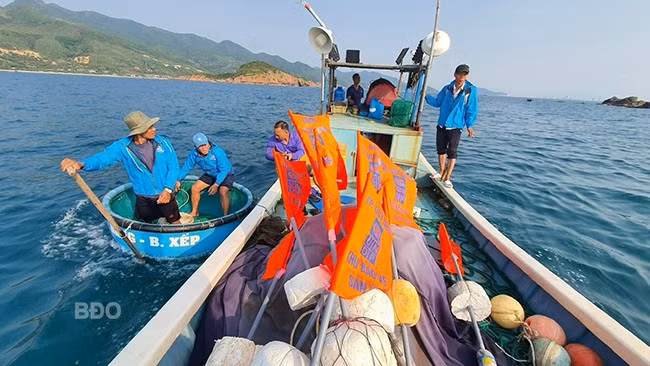 Tổ chức cộng đồng phường Ghềnh Ráng thả phao tiêu, biển báo khoanh vùng biển đồng quản lý. Ảnh: M.C Tổ chức cộng đồng phường Ghềnh Ráng thả phao tiêu, biển báo khoanh vùng biển đồng quản lý. Ảnh: M.C