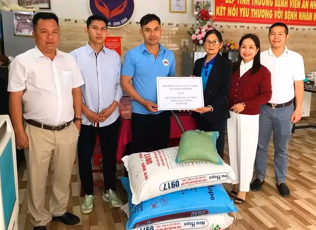 Hội Đồng hương An Nhơn tại TP Hồ Chí Minh tặng gạo cho bếp ăn. Ảnh: Xuân Thức.