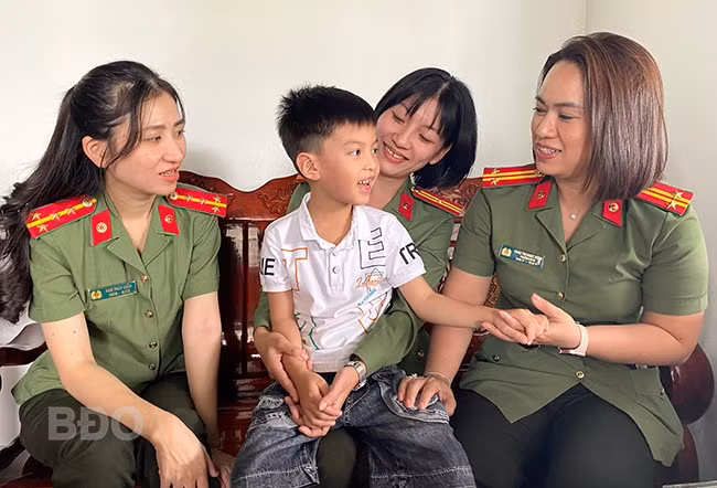 Em Nguyễn Thành Quân (ở thôn Kỳ Sơn, xã Phước Sơn, huyện Tuy Phước) được trung tá Châu Thị Ngọc Hồng, Trưởng Ban Phụ nữ CA tỉnh (bìa phải) cùng các mẹ đỡ đầu tại đơn vị đến thăm trong dịp Tết. Ảnh: N.C Em Nguyễn Thành Quân (ở thôn Kỳ Sơn, xã Phước Sơn, huyện Tuy Phước) được trung tá Châu Thị Ngọc Hồng, Trưởng Ban Phụ nữ CA tỉnh (bìa phải) cùng các mẹ đỡ đầu tại đơn vị đến thăm trong dịp Tết. Ảnh: N.C