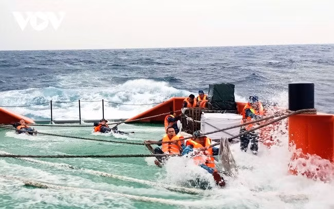 Cán bộ, chiến sĩ Vùng 1 Cảnh sát biển vật lộn với sóng dữ cứu nạn tàu cá ngư dân
