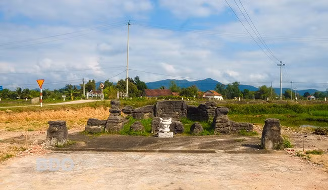 Việc tu bổ Lăng mộ Hiển tổ khảo Tây Sơn Tam kiệt đảm bảo giữ nguyên vẹn kết cấu kiến trúc ngôi mộ gốc. Ảnh: NGỌC NHUẬN Việc tu bổ Lăng mộ Hiển tổ khảo Tây Sơn Tam kiệt đảm bảo giữ nguyên vẹn kết cấu kiến trúc ngôi mộ gốc. Ảnh: NGỌC NHUẬN