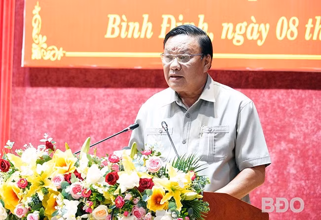 Phó Bí thư Thường trực Tỉnh ủy Lê Kim Toàn thông qua báo cáo tóm tắt tình hình 3 tháng đầu năm 2025 và nhiệm vụ quý II/2025. Ảnh: N.H