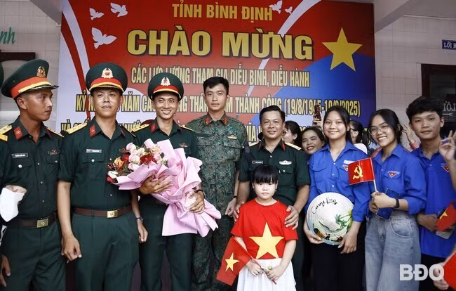Đoàn viên thanh niên chụp ảnh lưu niệm với lực lượng tham gia diễu binh, diễu hành. Ảnh: H.P Đoàn viên thanh niên chụp ảnh lưu niệm với lực lượng tham gia diễu binh, diễu hành. Ảnh: H.P