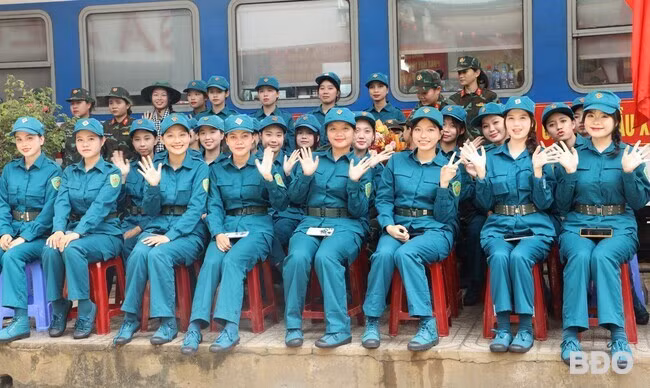 Các nữ chiến sĩ hào hứng với nhiệm vụ sắp tới. Ảnh: H.P Các nữ chiến sĩ hào hứng với nhiệm vụ sắp tới. Ảnh: H.P