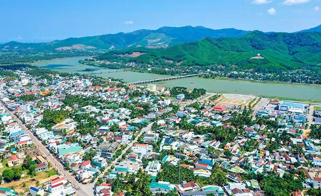Đô thị Bồng Sơn nằm dọc dòng Lại Giang. Ảnh: NGUYỄN DŨNG