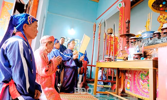 Người dân hai thôn Lý Hưng, Lý Lương (xã Nhơn Lý, TP Quy Nhơn) tổ chức lễ cúng Thanh minh gắn Giỗ Tổ Hùng Vương vào ngày mùng 10.3 âm lịch hằng năm. Ảnh: THANH NHÀN