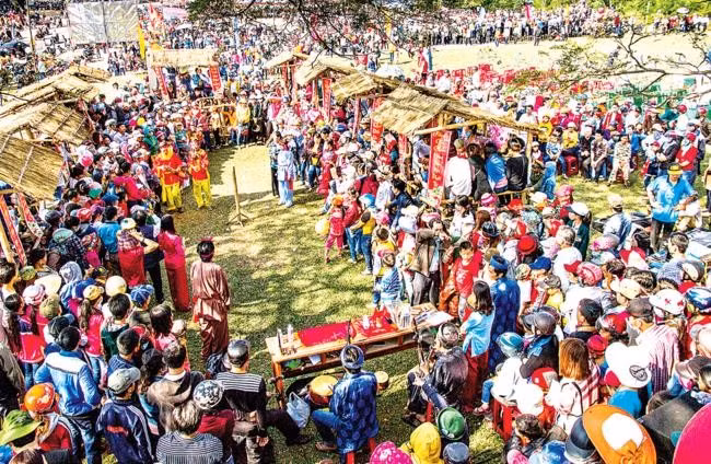 Bài chòi thu hút mọi lứa tuổi. Ảnh: SƠN PHẠM Bài chòi thu hút mọi lứa tuổi. Ảnh: SƠN PHẠM
