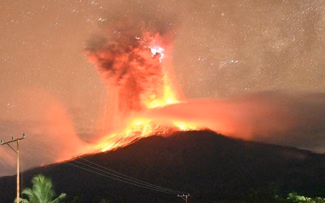 Núi lửa Lewotobi Laki-laki (Indonesia) phun trào. Ảnh: Reuters.