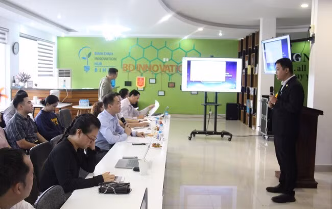 Đại diện dự án chuỗi khách sạn tầm trung Haku Hotel trình bày ý tưởng khởi nghiệp. Ảnh: TRỌNG LỢI