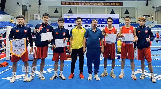 Chiến thắng của Đỗ Thành Đô (thứ ba từ phải sang) tại Giải vô địch boxing các đội mạnh toàn quốc năm 2025 không chỉ là bước ngoặt về mặt chuyên môn mà còn mang ý nghĩa tinh thần rất lớn đối với boxing Bình Định, ghi dấu tấm HCV đầu tiên sau 15 năm nỗ lực. Ảnh: ĐVCC