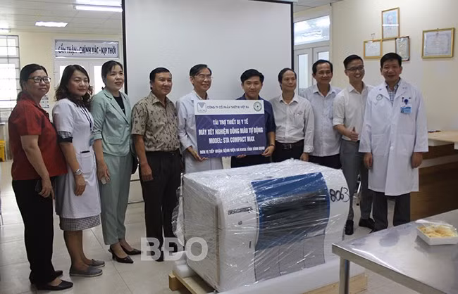 Đại biểu và nhà tài trợ làm thủ tục tiếp nhận và bàn giao máy. Ảnh: K.H Đại biểu và nhà tài trợ làm thủ tục tiếp nhận và bàn giao máy. Ảnh: K.H