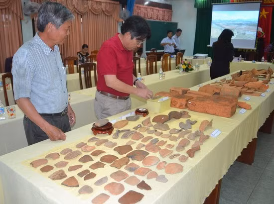 Cuộc khai quật thành Cha lần hai đã có nhiều phát hiện mới. Cuộc khai quật thành Cha lần hai đã có nhiều phát hiện mới.